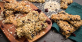 Σπόροι δημητριακών, ξηροί καρποί και superfood σε μια γευστική μπάρα