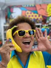 Chiquita: Νέα έκδοση του μπλε αυτοκόλλητου από τον pop καλλιτέχνη, Romero Britto
