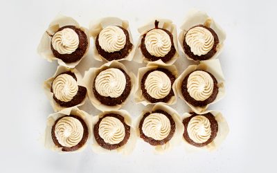 Σοκολατένια cupcakes με κεράσια και βούτυρο από ταχίνι